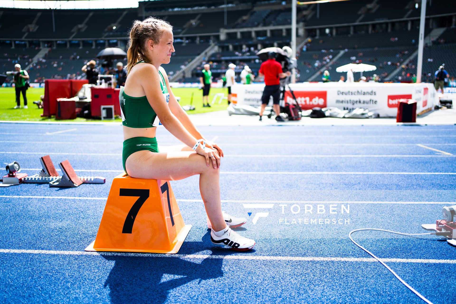 Nele Jaworski (VfL Wolfsburg) ueber 200m waehrend der deutschen Leichtathletik-Meisterschaften im Olympiastadion am 26.06.2022 in Berlin